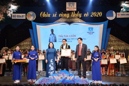 Gia Lai: Thầy giáo Jrai ăn cơm độn lấy bằng Thạc sỹ hết lòng vì học sinh nghèo