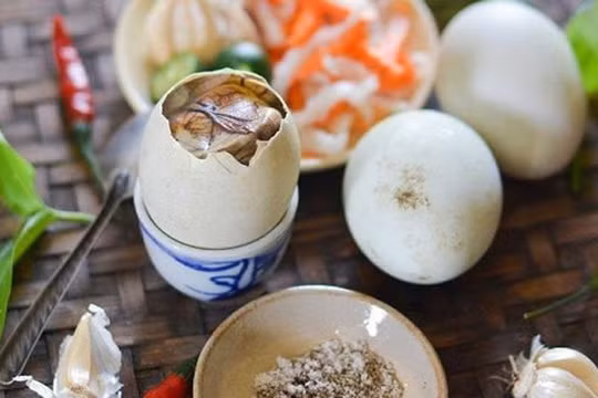 Sai lầm tai hại khi ăn trứng vịt lộn