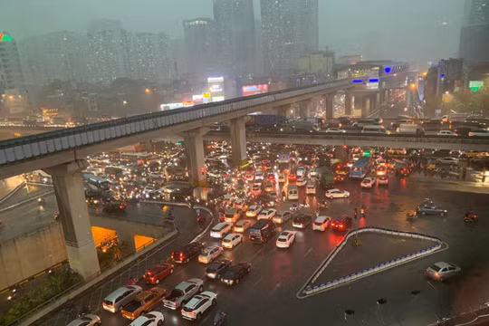 Mưa lớn giờ tan tầm khiến đường phố Hà Nội ngập nặng, giao thông hỗn loạn