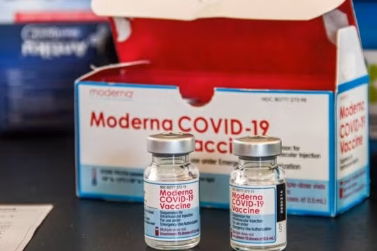 Những điều cần biết về liều tiêm bổ sung và nhắc lại vắc-xin Moderna, Sinopharm