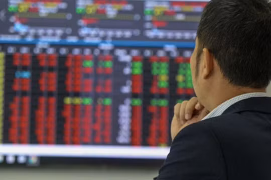 Cổ phiếu ngân hàng, chứng khoán, bất động sản hãm đà tăng, VN-Index 'bốc hơi' 14 điểm