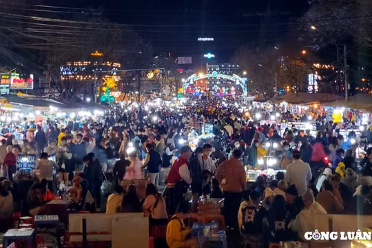 Chợ đêm Đà Lạt: Biển người đông đúc nhích từng bước, xe xếp hàng, di chuyển chậm