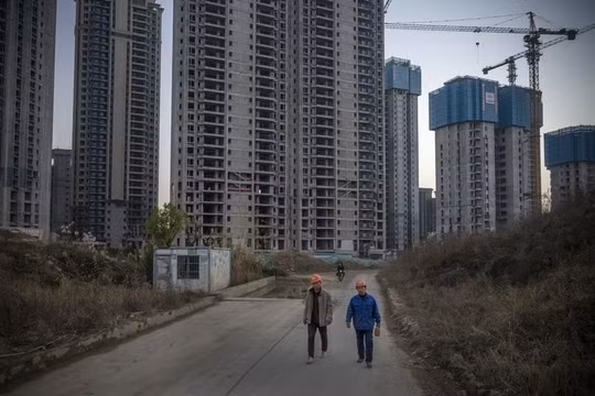 Bất động sản “bấp bênh” khiến giới trung lưu Trung Quốc “đứng ngồi không yên”
