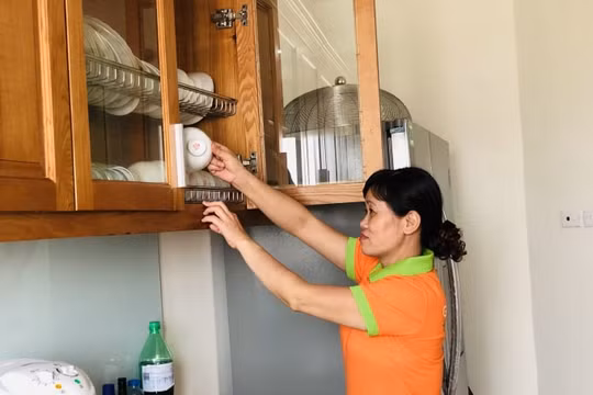 Giữ giấy tờ tùy thân của lao động giúp việc gia đình bị phạt đến 15 triệu đồng