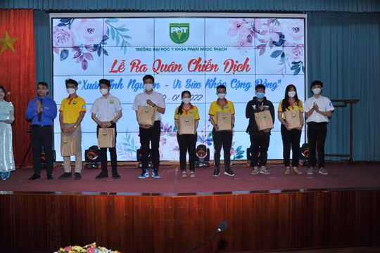 Hàng trăm sinh viên y khoa tình nguyện tham gia chống dịch xuyên Tết