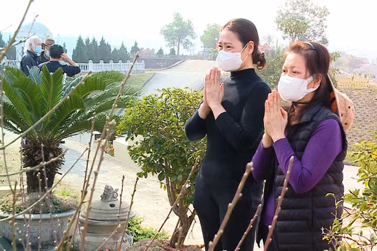 Người dân tấp nập đi tảo mộ sau một năm dịch bệnh căng thẳng