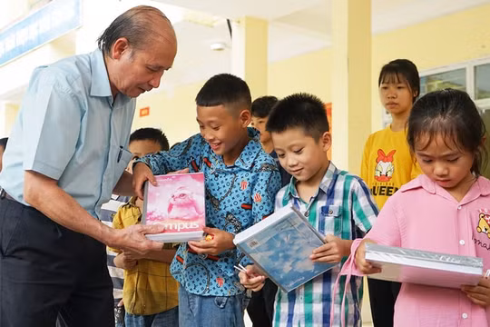 Hội Nhà báo thành phố Hà Nội trao quà các điểm trường tại xã biên giới huyện Hoàng Su Phì
