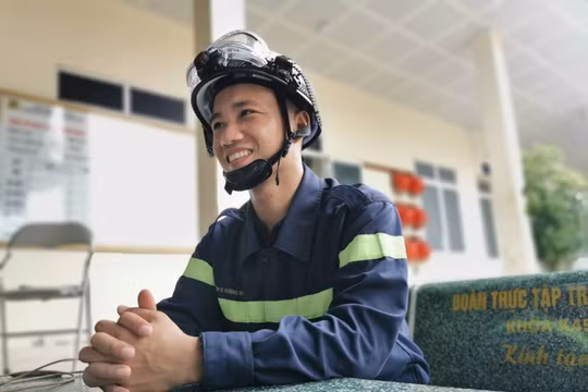 Buông bát cơm ăn dở, lao vào cuộc chiến với giặc lửa để cứu người