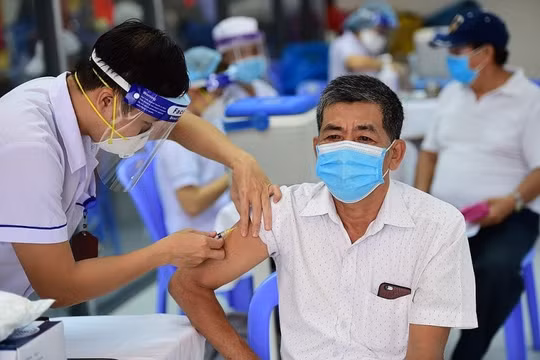 Khẩn trương rà soát, đáp ứng nhu cầu vaccine phòng COVID-19
