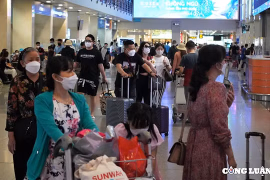 TP.HCM: Trước lễ Giỗ Tổ Hùng Vương, người dân ùn ùn ra sân bay đi du lịch