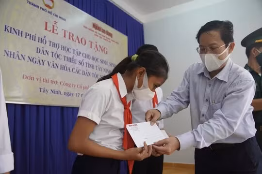 Báo Người Lao Động trao 100 triệu tiền học bổng cho học sinh dân tộc thiểu số hoàn cảnh khó khăn