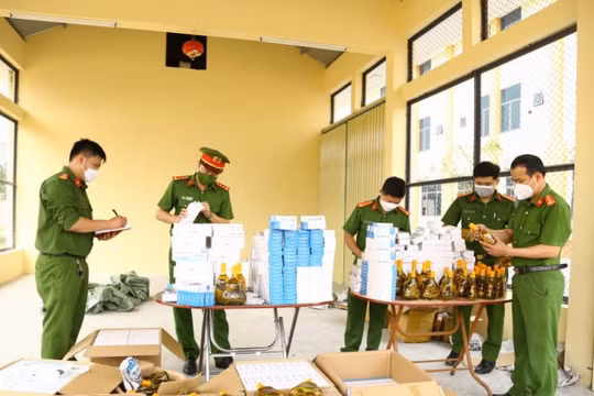 Bắt giữ nhiều thuốc, thiết bị y tế hỗ trợ điều trị COVID-19 'lậu' tại Hà Tĩnh