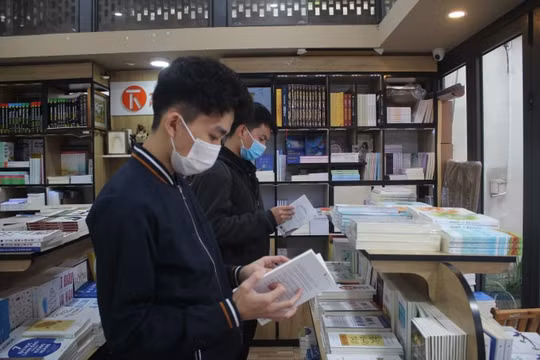 Nhiều bạn trẻ ‘đội mưa’ đến Phố sách Hà Nội dự hội sách và văn hóa đọc 2022
