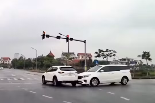 2 xe ô tô va chạm với nhau khi đi qua ngã tư, ai đúng ai sai ?