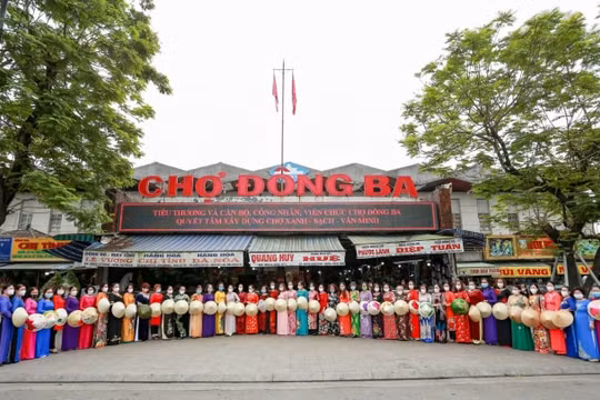 Tiểu thương chợ Đông Ba đồng loạt mặc áo dài chào đón ngày 8-3
