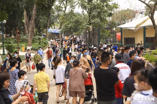 Hà Nội: Hơn 30.000 người dân đổ về Công viên Thủ Lệ ngày cuối tuần