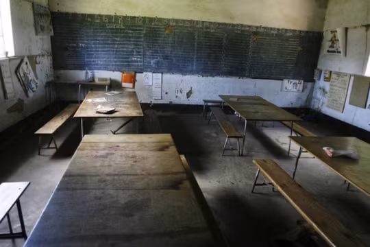 Lương không đủ sống, giáo viên Zimbabwe phải bán rượu lậu, di cư