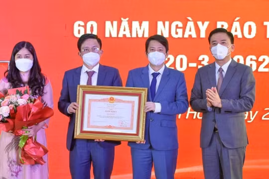 Báo Thanh Hóa đón nhận Bằng khen của Thủ tướng Chính phủ