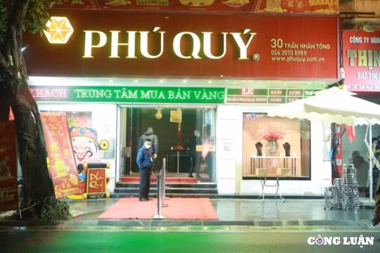 Bất chấp thời tiết rét buốt, có người đứng xếp hàng từ 3h sáng mua vàng ngày Thần tài