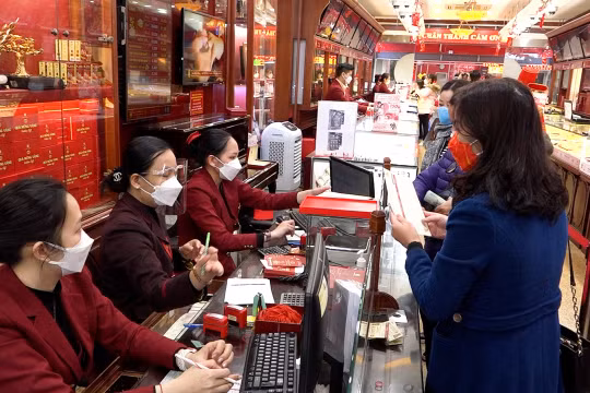 Ngày vía Thần Tài: Giảm mua trực tiếp, tăng mua online