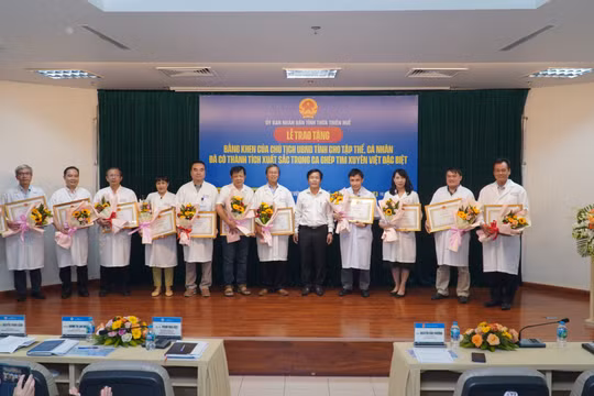 Chủ tịch tỉnh Thừa Thiên Huế tặng bằng khen cho ekip thực hiện ca ghép tim xuyên Việt