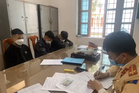 Điều khiển xe bằng chân rồi “khoe” Tiktok, nam thanh niên bị phạt hơn 7,2 triệu đồng