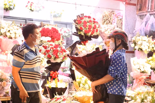 TP.HCM: Cận ngày 8/3, giá hoa tăng gấp 3 vẫn đông nghẹt người mua