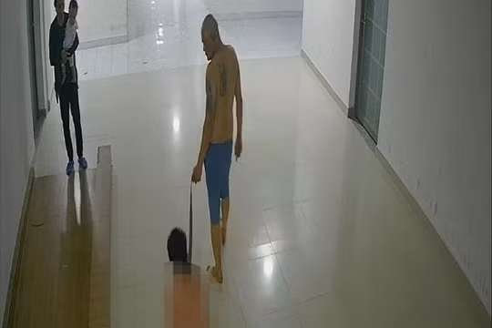 Bắt khẩn cấp người cha bạo hành con trai ruột như thời trung cổ