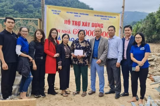 Hội Nhà báo Nghệ An hỗ trợ nhiều phần quà cho người dân vùng lũ huyện Kỳ Sơn