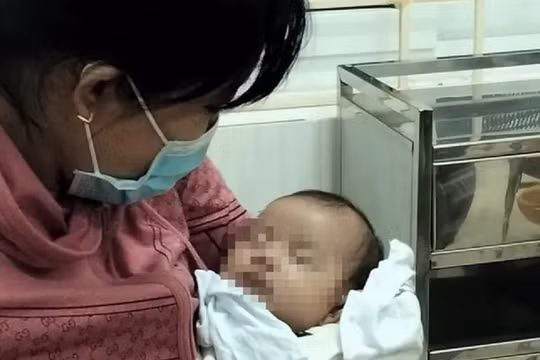 Cháu bé sơ sinh bị bỏ rơi trong đêm lạnh kèm lá thư “mẹ lỡ duyên”