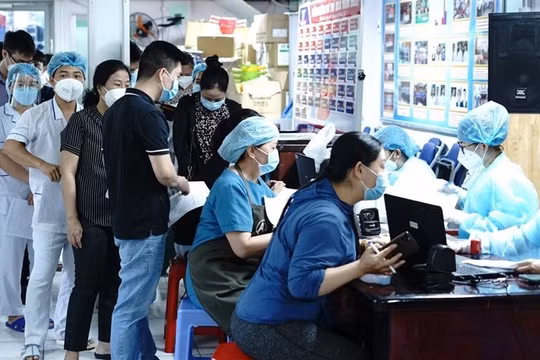 Vì sao HĐND TP Hà Nội chưa xem xét hỗ trợ nhân viên y tế?