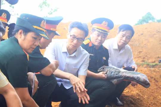 Phó Thủ tướng Vũ Đức Đam thăm lực lượng tìm kiếm hài cốt liệt sĩ tại chiến khu Ba Lòng