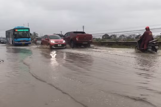 Hà Nội mưa lớn, nhiều tuyến đường bị ngập sâu