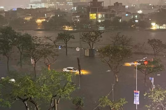 Toàn TP. Đà Nẵng ngập sâu, nhiều người dân kêu cứu