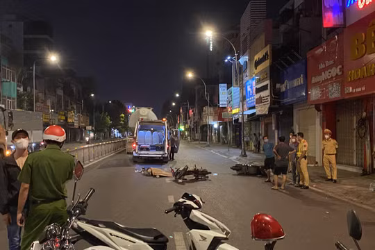 TP. HCM: Nam sinh trường HUFLIT bị xe bồn cán tử vong