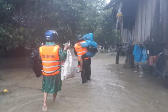 Dự báo thời tiết 16/10: Quảng Bình đến Quảng Ngãi tiếp tục có mưa to đến rất to