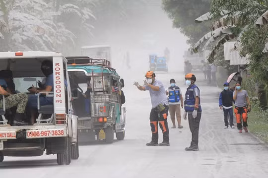 Núi lửa Philippines phun trào trong tình trạng 'bất thường'