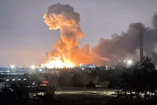 Ukraine cắt đứt quan hệ với Nga, Tổng thống Putin cảnh báo sự can thiệp từ bên ngoài