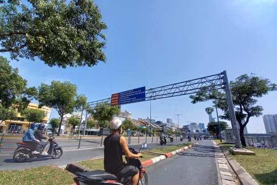 Muôn kiểu biển báo giao thông đánh đố người đi đường ở TP. HCM