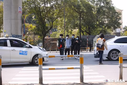Hà Nội: Một số đoạn rào chắn barie trước trường ĐH Thương Mại "bất ngờ" bị gỡ bỏ