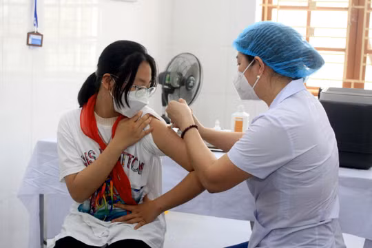 Trẻ từ 5 - dưới 12 tuổi đã tiêm mũi 1 là vắc xin Moderna, Pfizer, mũi 2 phải là vắc xin cùng loại