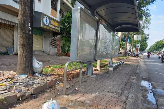 TP HCM: Tái diễn cảnh “tập kết” rác tại nhà chờ xe buýt