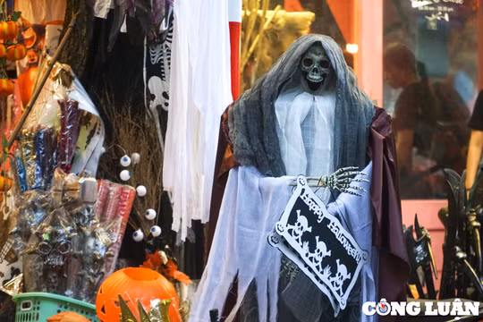 Hà Nội: Phố Hàng Mã tràn ngập đồ chơi kinh dị trước ngày lễ Halloween