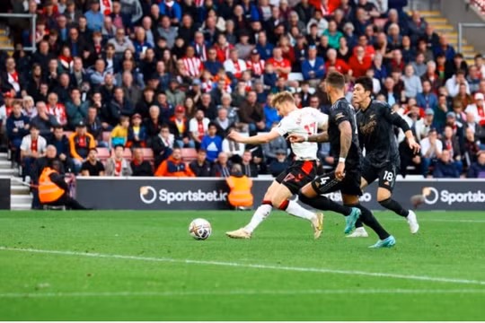 Arsenal bị Southampton cầm chân ở St. Mary's