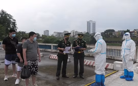 Lào Cai: Trao trả 3 người Trung Quốc trốn từ các sòng bạc Campuchia, vượt biên trái phép