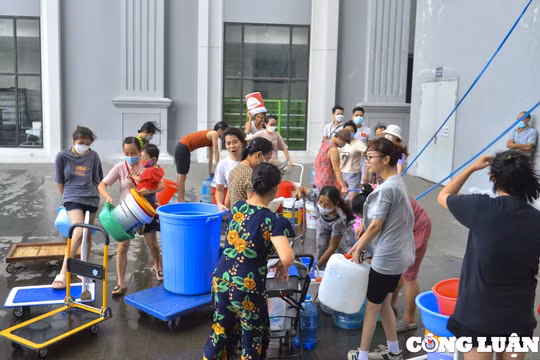 Hà Nội: Thiếu nước sạch, người dân ở chung cư xách xô chậu lấy nước về sinh hoạt