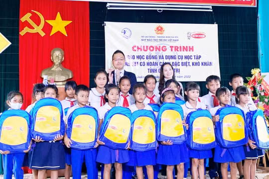 Quỹ bảo trợ trẻ em Việt Nam trao học bổng cho học sinh Dân tộc thiểu số tỉnh Quảng Trị