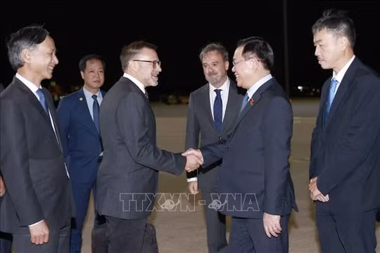Chủ tịch Quốc hội Vương Đình Huệ tới thủ đô Canberra, bắt đầu thăm chính thức Australia