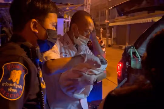 Bé trai mới sinh bị vứt ở bãi rác, camera chung cư hé lộ danh tính người mẹ