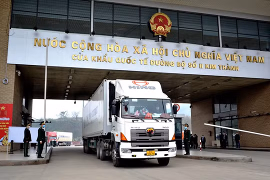 Lào Cai tạm dừng nhận xe chở trái cây tươi qua Cửa khẩu Kim Thành